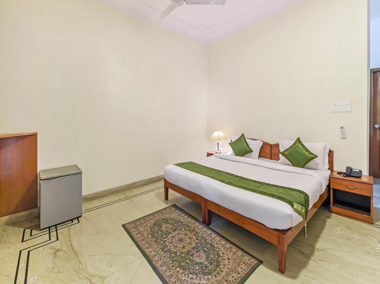 Hotel Treebo Trip The Nest Corporate Greater Noida Zewnętrze zdjęcie